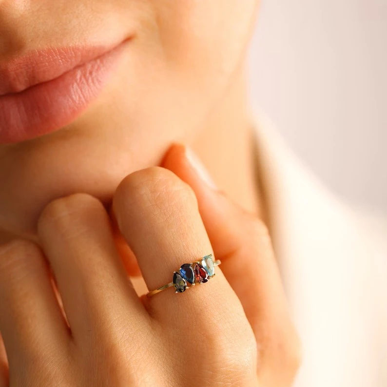 Bague avec pierres de naissance